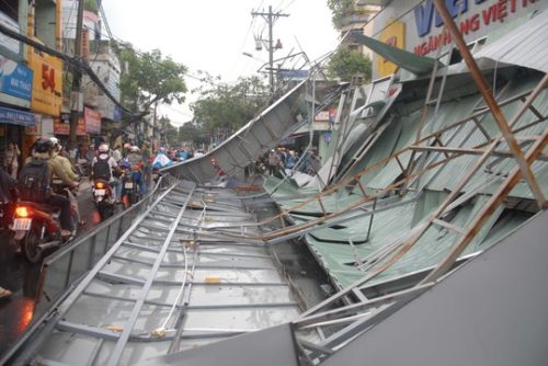 Biển quảng cáo bay sau sieu bão số 1