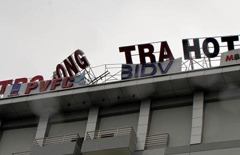 Sua chữa biển quảng cáo sau bão