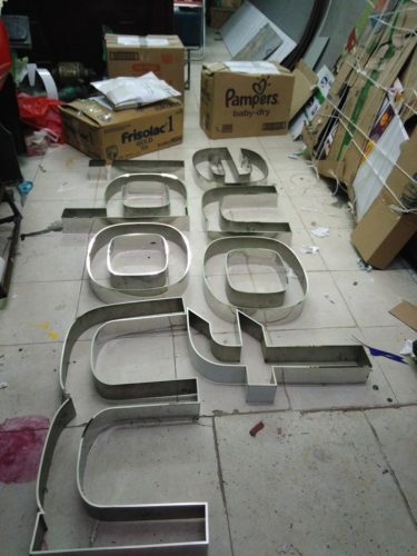 thi cong bien quang cao chữ inox