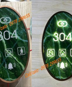 biển phòng phát sáng đẹp ấn tượng viền inox xước đồng